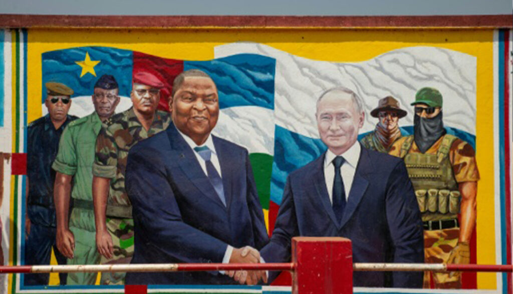 Dans la capitale Bangui, une fresque en treillis, symbole d'une coopération fluide entre Touadera et le président russe Poutine.